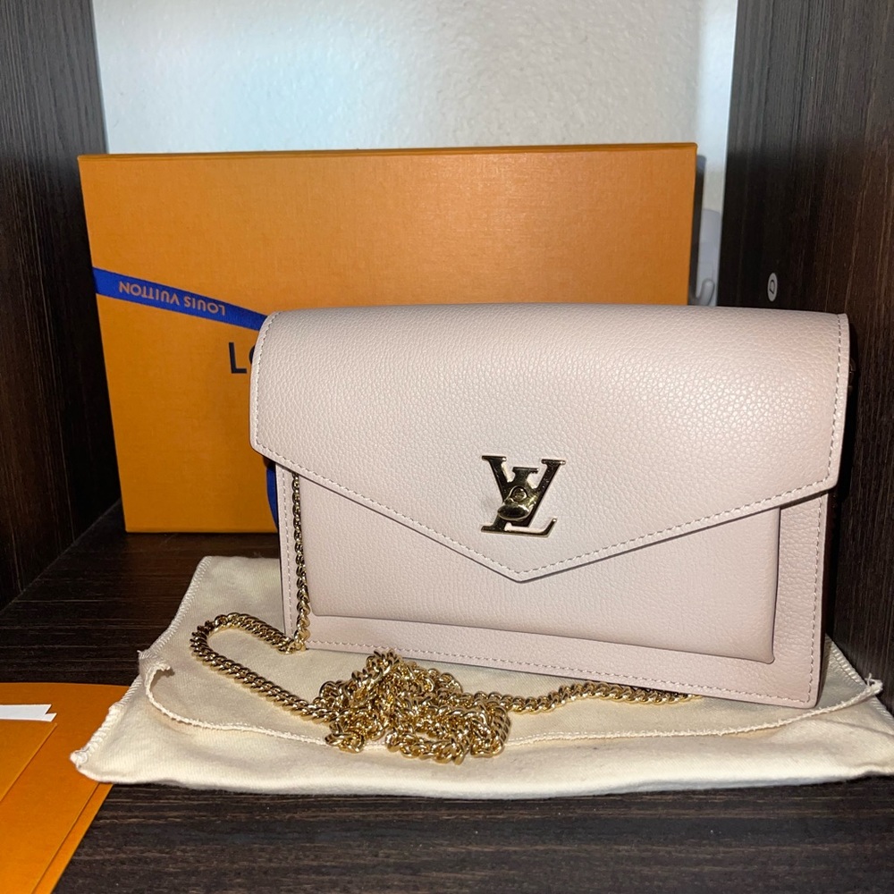 Louis Vuitton. MY LOCKME CHAIN Pochette.USED ONCE.